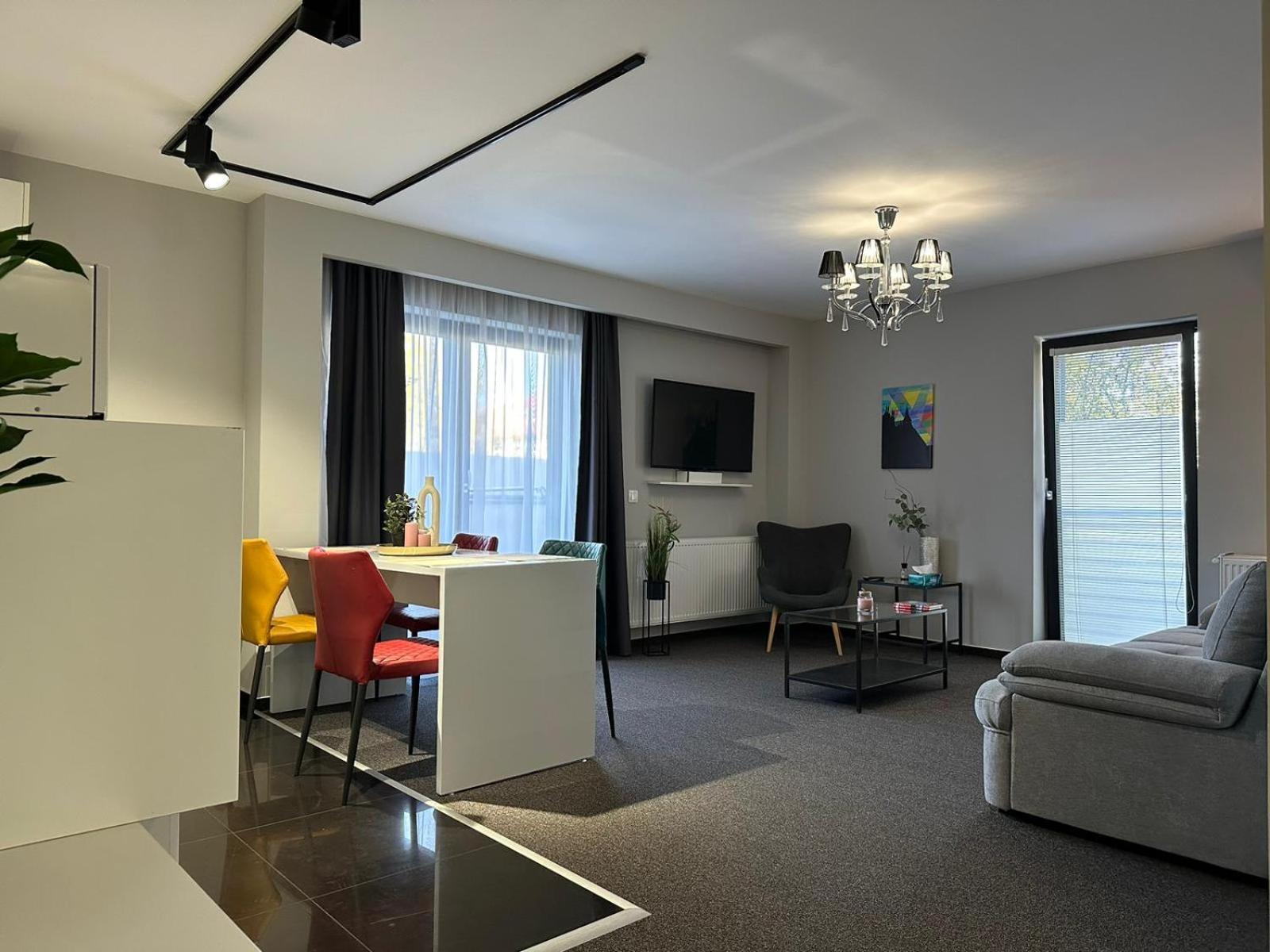 Luxury Glam Apartments & Studios Near Coresi Mall Брашов Екстериор снимка