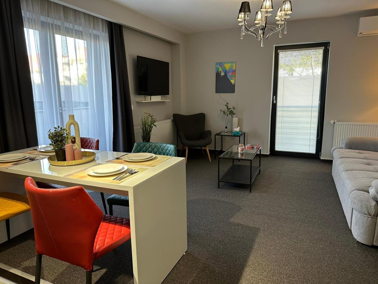 Luxury Glam Apartments & Studios Near Coresi Mall Брашов Екстериор снимка