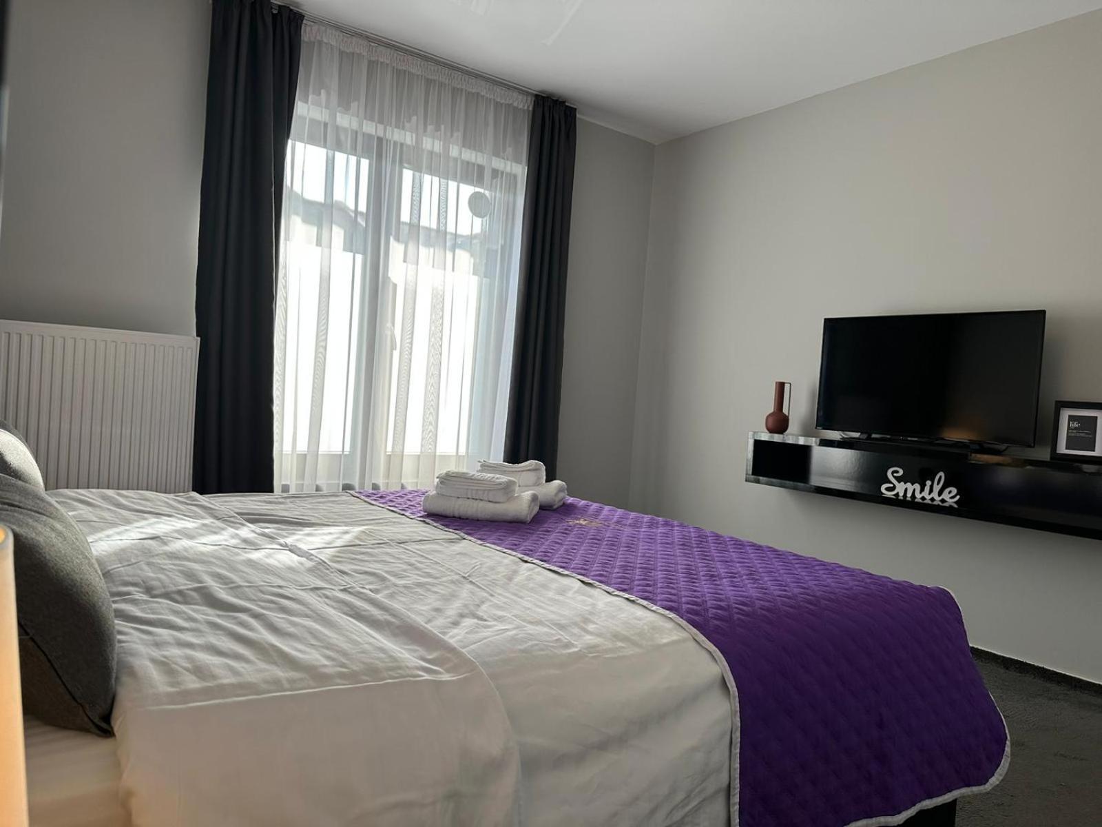 Luxury Glam Apartments & Studios Near Coresi Mall Брашов Екстериор снимка