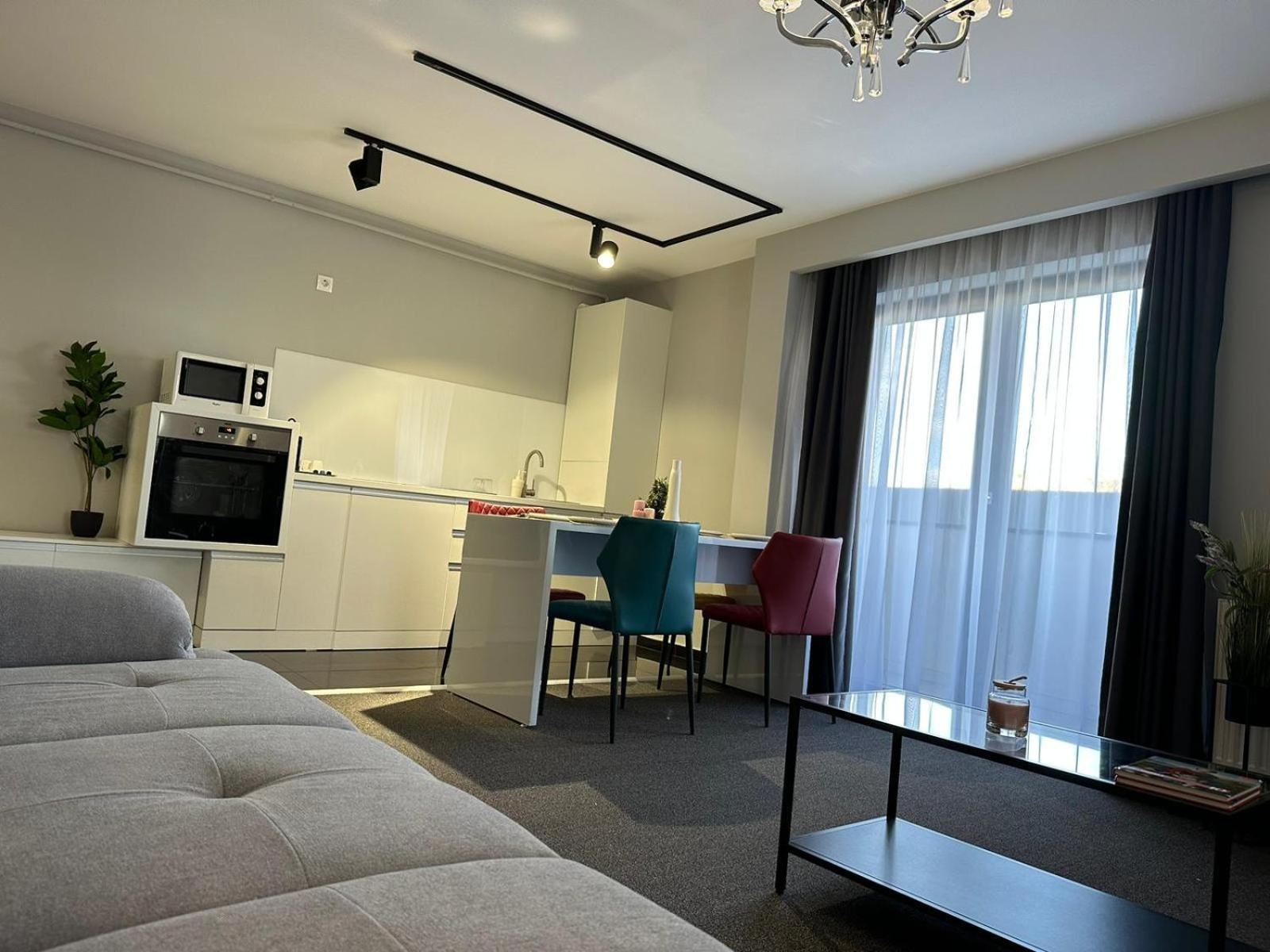 Luxury Glam Apartments & Studios Near Coresi Mall Брашов Екстериор снимка