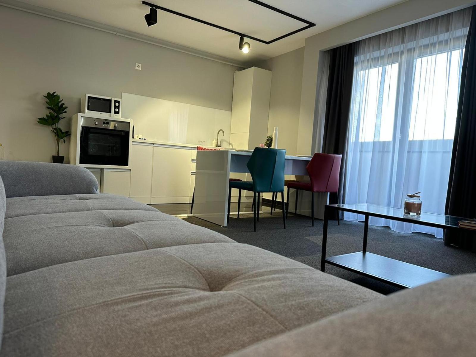 Luxury Glam Apartments & Studios Near Coresi Mall Брашов Екстериор снимка