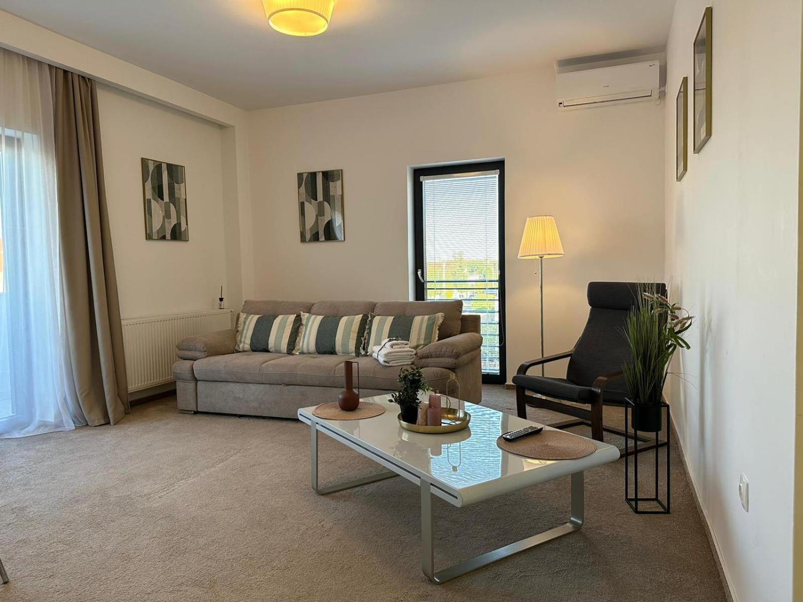 Luxury Glam Apartments & Studios Near Coresi Mall Брашов Екстериор снимка
