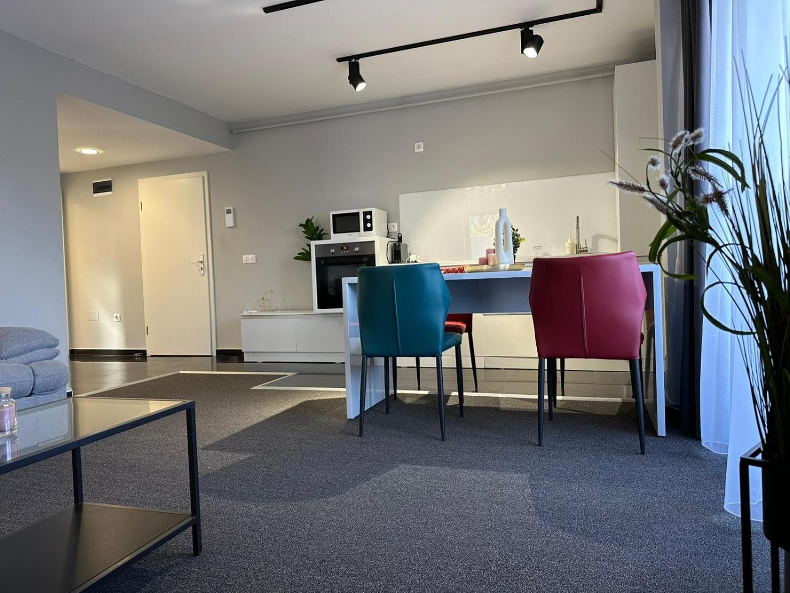 Luxury Glam Apartments & Studios Near Coresi Mall Брашов Екстериор снимка