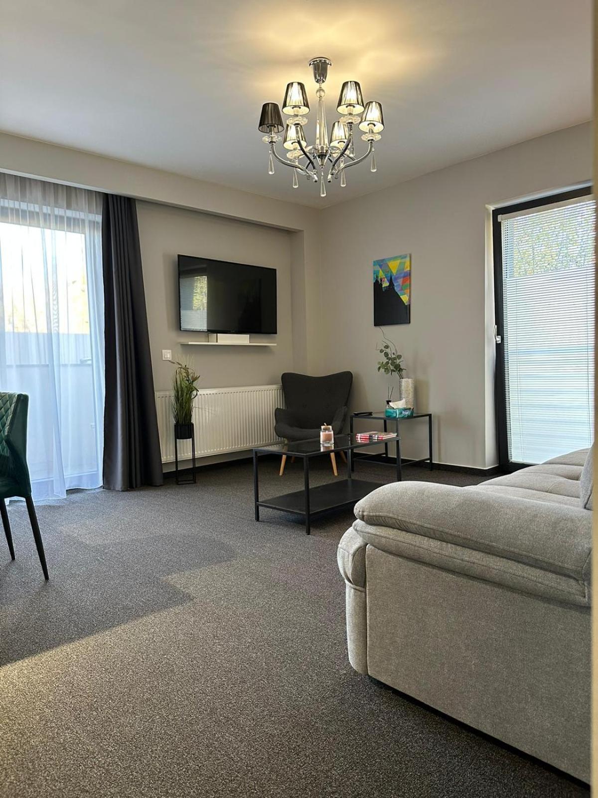 Luxury Glam Apartments & Studios Near Coresi Mall Брашов Екстериор снимка
