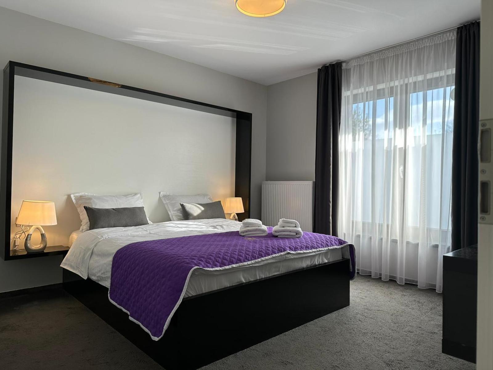 Luxury Glam Apartments & Studios Near Coresi Mall Брашов Екстериор снимка
