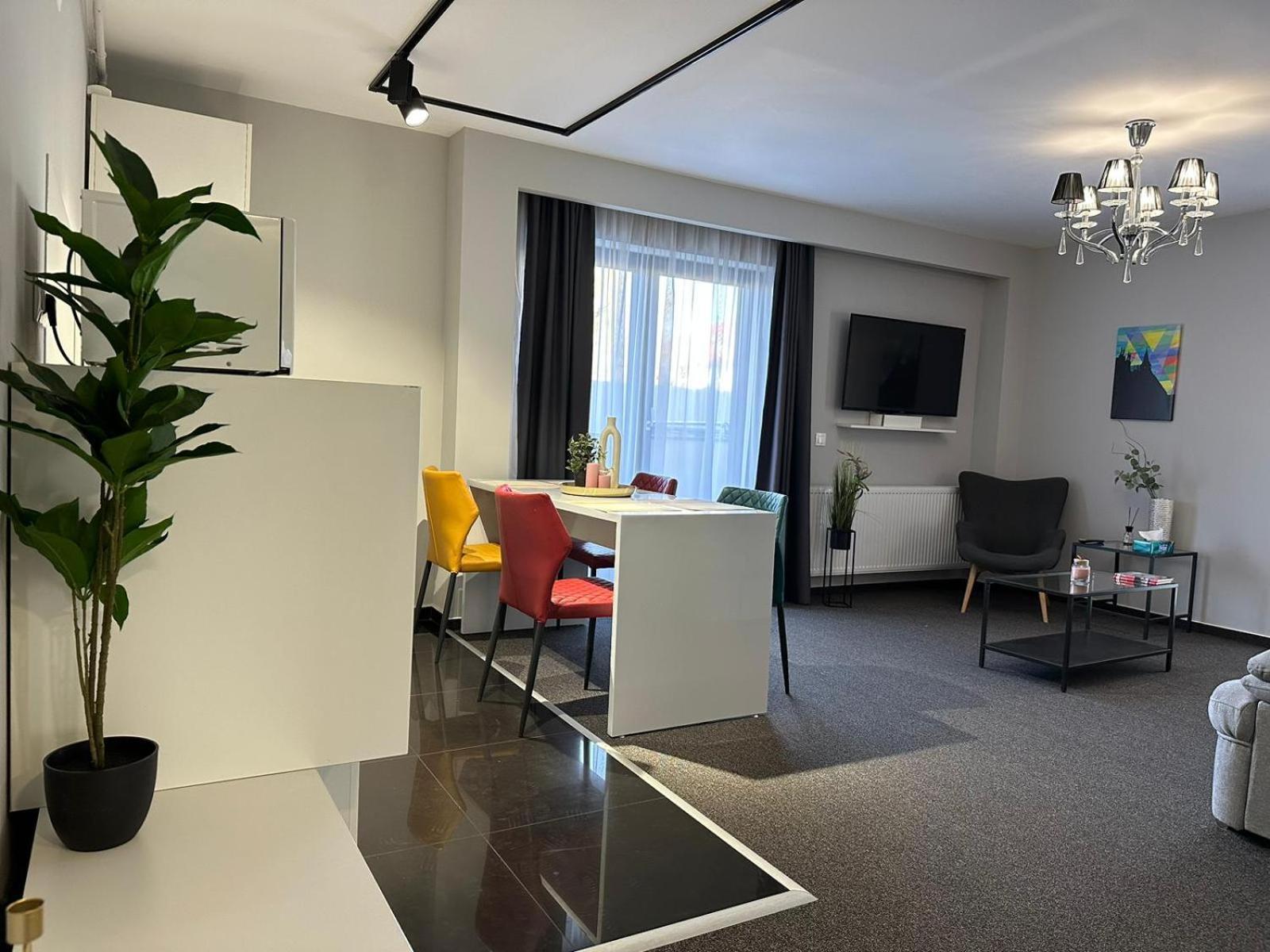 Luxury Glam Apartments & Studios Near Coresi Mall Брашов Екстериор снимка