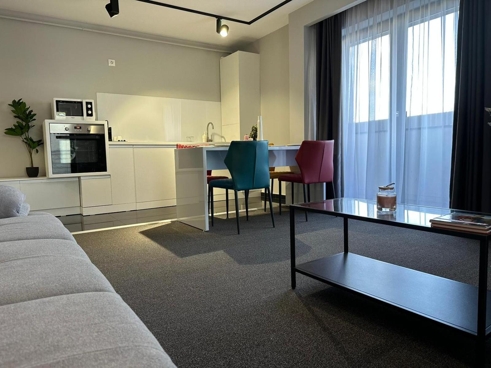 Luxury Glam Apartments & Studios Near Coresi Mall Брашов Екстериор снимка