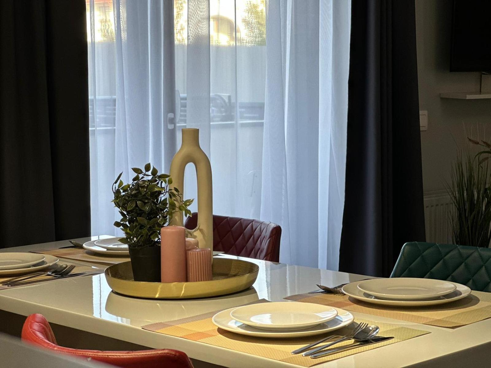 Luxury Glam Apartments & Studios Near Coresi Mall Брашов Екстериор снимка