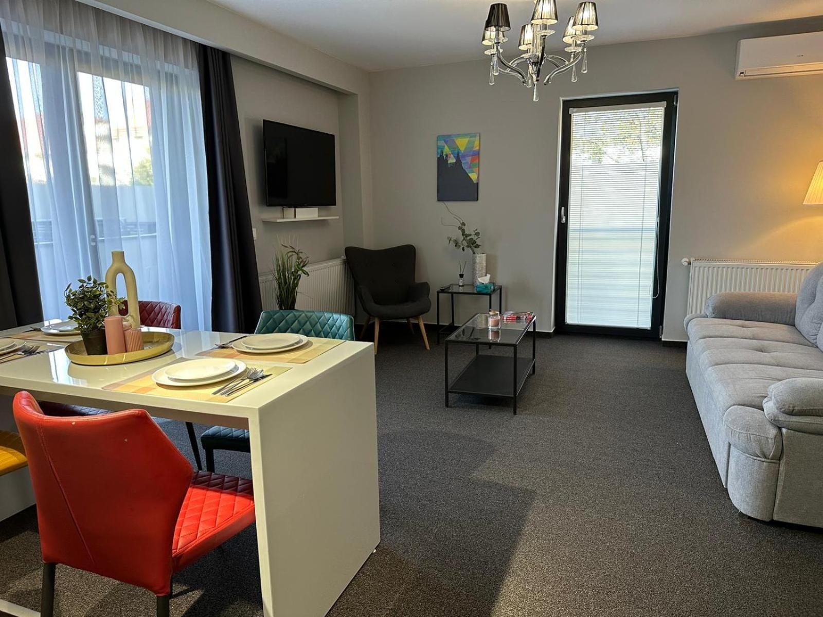 Luxury Glam Apartments & Studios Near Coresi Mall Брашов Екстериор снимка