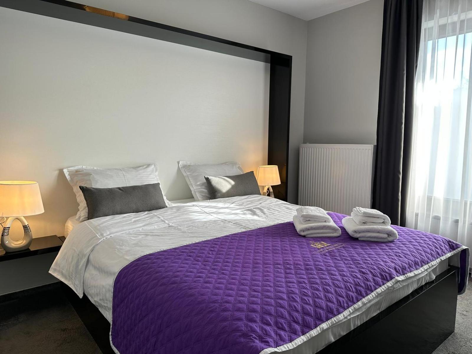 Luxury Glam Apartments & Studios Near Coresi Mall Брашов Екстериор снимка