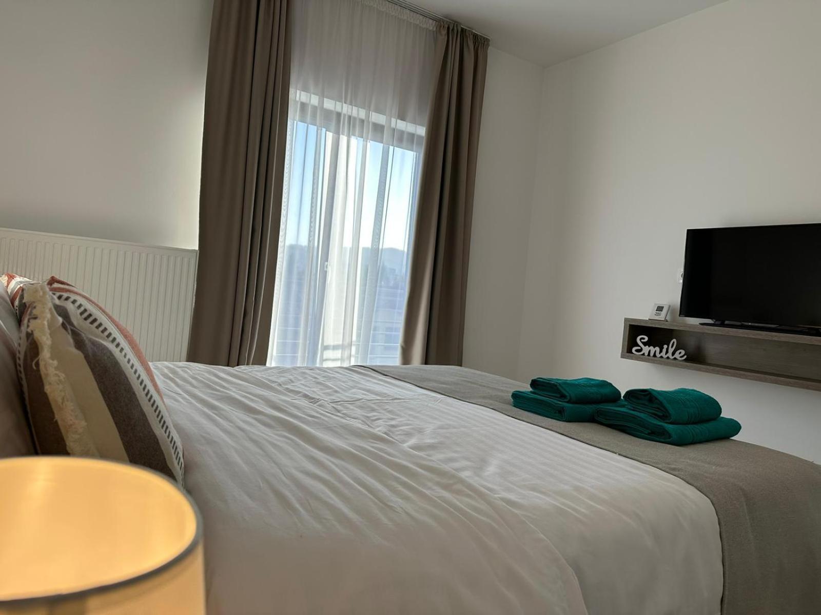 Luxury Glam Apartments & Studios Near Coresi Mall Брашов Екстериор снимка