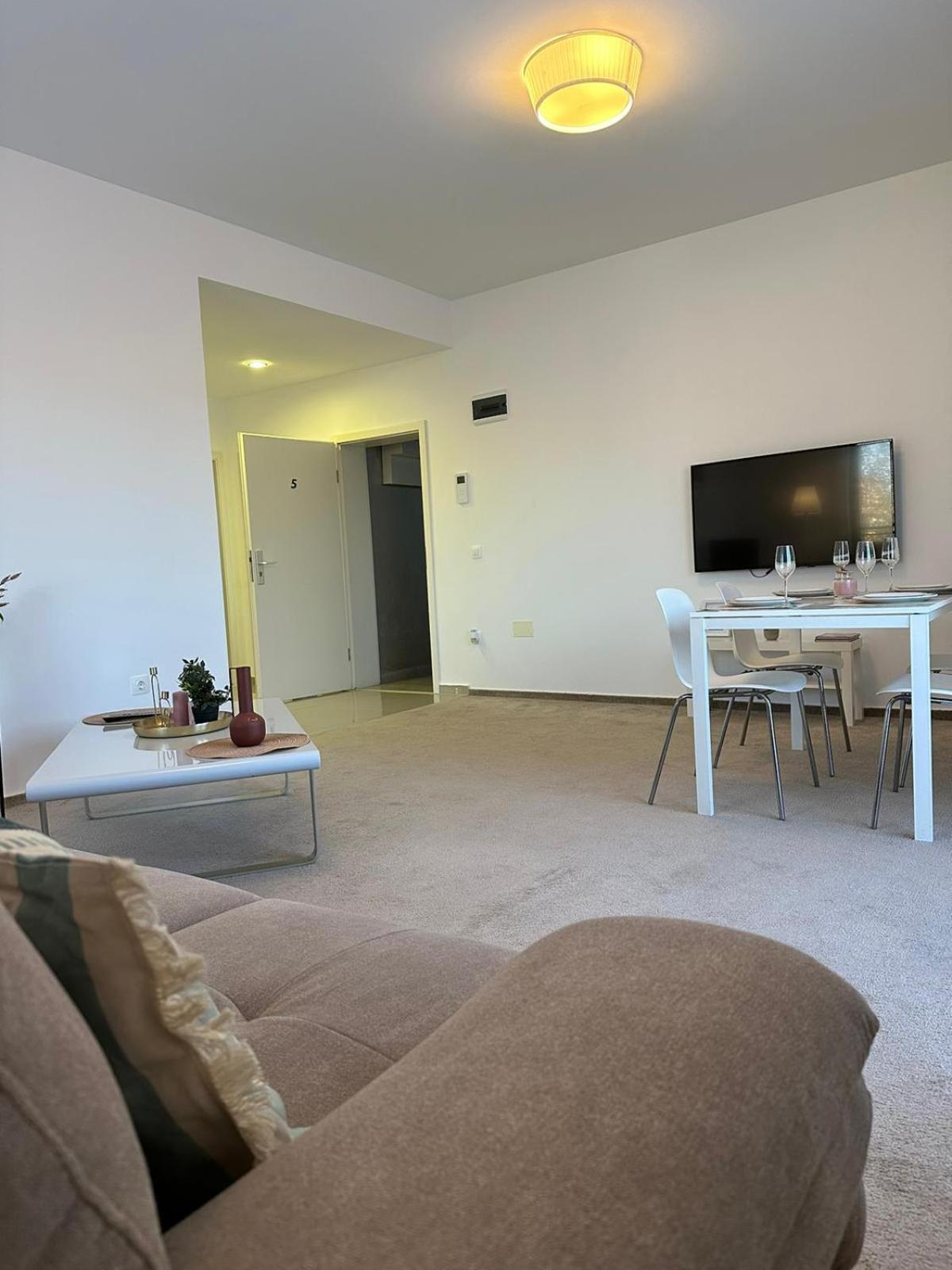 Luxury Glam Apartments & Studios Near Coresi Mall Брашов Екстериор снимка