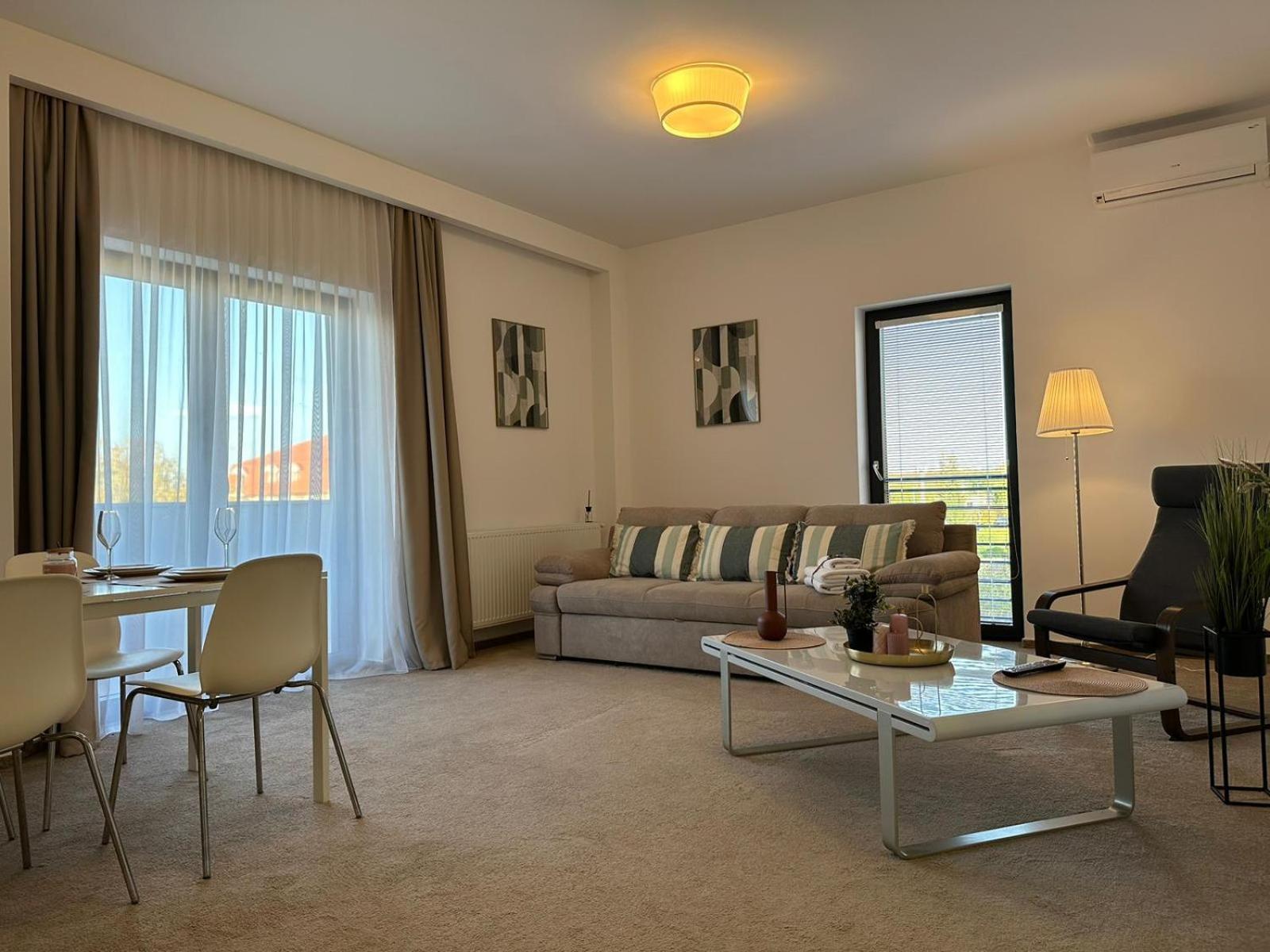 Luxury Glam Apartments & Studios Near Coresi Mall Брашов Екстериор снимка