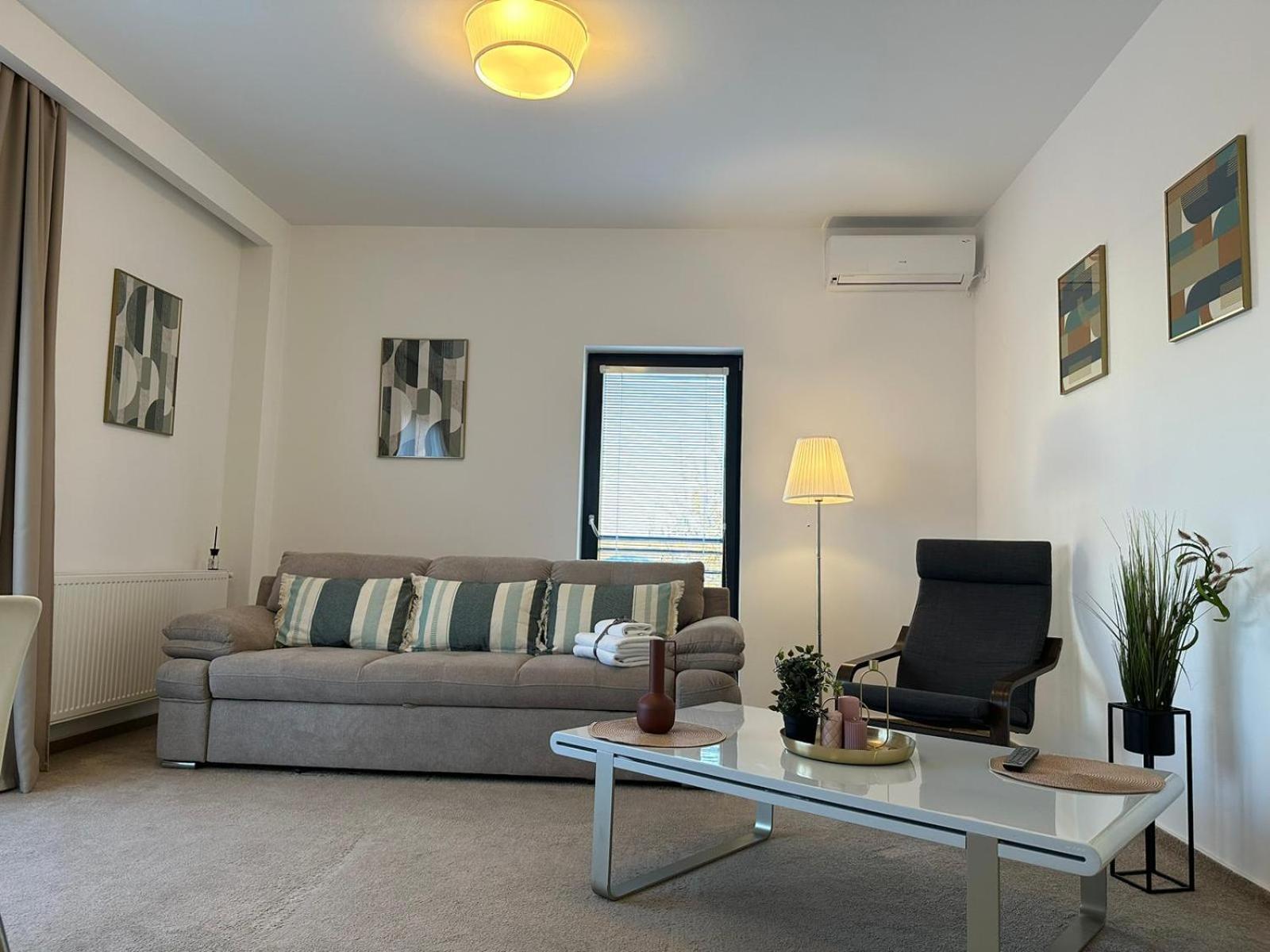Luxury Glam Apartments & Studios Near Coresi Mall Брашов Екстериор снимка