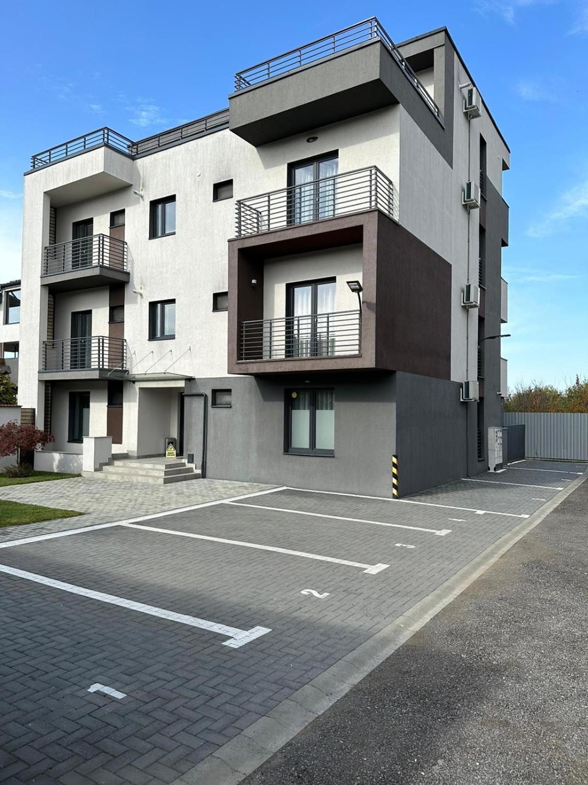 Luxury Glam Apartments & Studios Near Coresi Mall Брашов Екстериор снимка