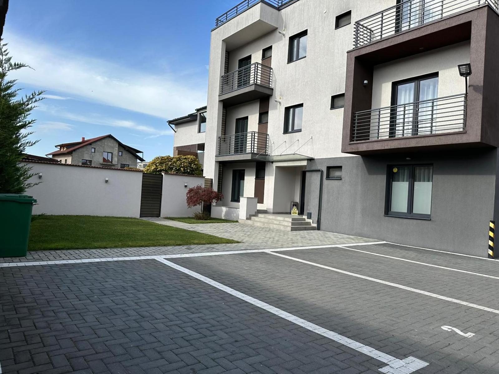Luxury Glam Apartments & Studios Near Coresi Mall Брашов Екстериор снимка