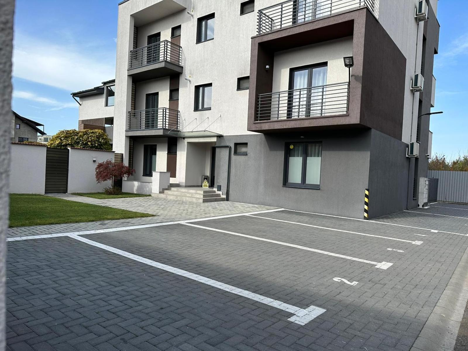 Luxury Glam Apartments & Studios Near Coresi Mall Брашов Екстериор снимка