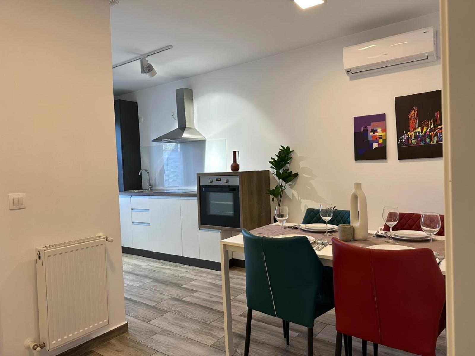 Luxury Glam Apartments & Studios Near Coresi Mall Брашов Екстериор снимка